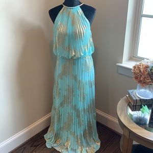 Pleated Evening dress with gold embossing.